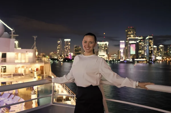 Chica sonrisa feliz en horizonte vista nocturna en Miami, EE.UU.. — Foto de Stock