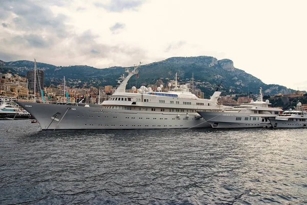 Luksusowe jachty w porcie Monaco Monte Carlo — Zdjęcie stockowe