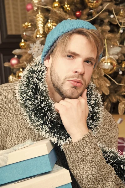 Hombre con barba en la cara de pensamiento mantenga las cajas de regalo — Foto de Stock