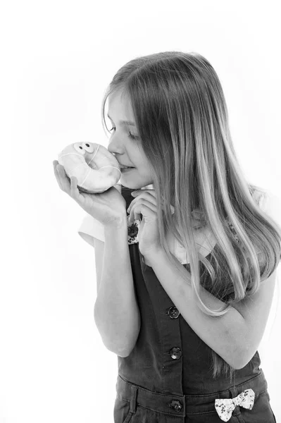 Criança olha para donut isolado em branco. Menina com donut de anel envidraçado. Um miúdo com comida de plástico. Alimentação insalubre e lanche. Minha refeição favorita — Fotografia de Stock