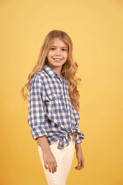 Modello bambino sorriso con lunghi capelli biondi — Foto Stock