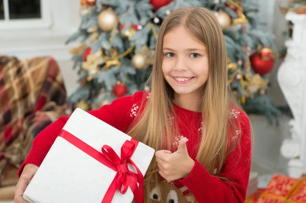 축제 장식입니다. 크리스마스 온라인 쇼핑입니다. 가족 휴일입니다. 새해 복 많이 받으세요. 겨울입니다. 크리스마스 전에 아침입니다. 작은 소녀. 크리스마스 트리와 선물 아이 휴가 즐길 수 있습니다. 최고의 크리스마스 선물 — 스톡 사진