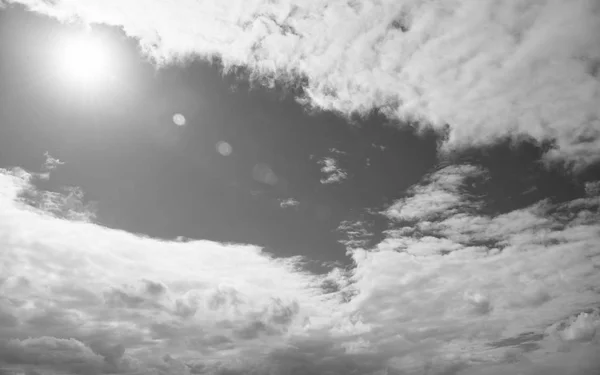 Blauer Himmel strahlende Sonne zwischen weißen Wolken. Wettervorhersage tropische Insel st, johns antigua. Hitze tropisches Klima. tropisch heißes Wetter. Sonnencreme vor Sonnenbräune stellen. Sonnenbräune der Haut schützen — Stockfoto