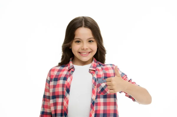 Menina sorridente cara se sente confiante. Criança mostrando com confiança os polegares para cima. Conceito de confiança educativa. Sinta-se tão confiante com o apoio dos pais. Eu gosto disso. Kid menina longo cabelo encaracolado posando confiantemente — Fotografia de Stock