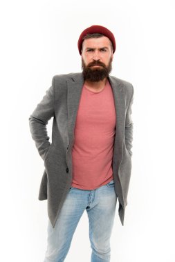 Sonbahar ve ilkbahar sezon için şık casual kıyafet. Erkek Giyim ve erkek moda kavramı. Adam hipster şık moda palto ve şapka sakallı. Şık kıyafet şapka parlak aksesuar. Moda trend kıyafet