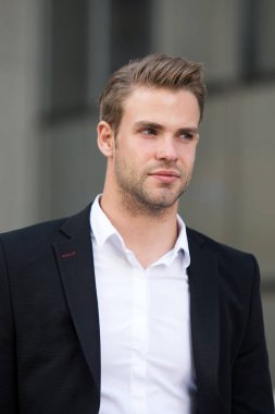 İşadamı pronlems çözmek hazır. Adam iyi zarif resmi elbise yürüyüş kentsel arka plan bakımlı. İşadamı yakışıklı çekici ofis çalışanı. İşadamı ciddi hızlı yürüyüş sırasında öğle yemeği zamanı