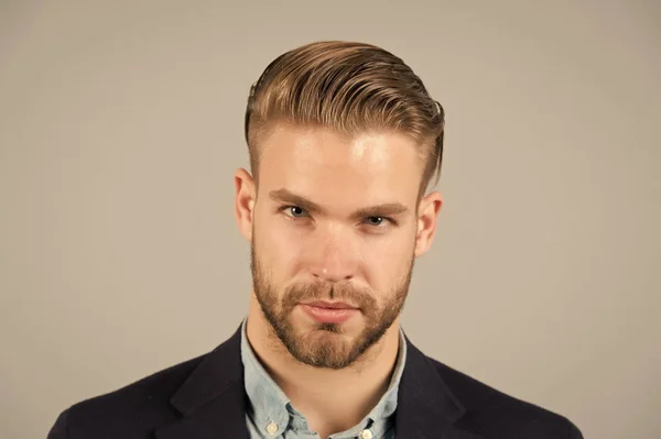 Empresário com barba e bigode no rosto raspado. Homem barbudo com cabelo elegante ou corte de cabelo. Cuidados de barba e cuidados com o cabelo na barbearia. Estilo de moda de negócios e conceito de tendência — Fotografia de Stock