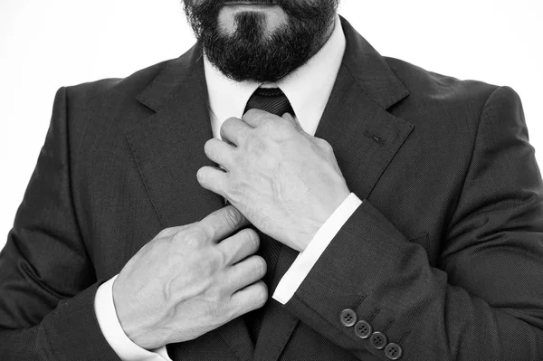 Příslušenství pro obchodníka. Detaily na doplňku kravaty. Podnikatel upravuje kravatu příslušenství. Speciální doplňkový detail obchodního stylu. Ďábel je do detailů. podnikatel. — Stock fotografie