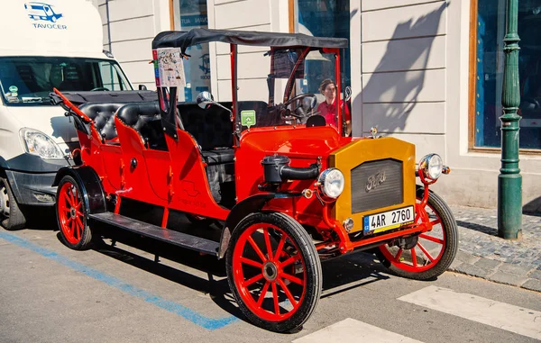 Coche Ford vintage estacionado en la calle Praga — Foto de Stock