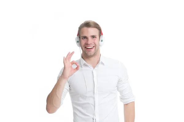 Uomo che ascolta la canzone preferita in cuffia e cantare. Il tizio con gli auricolari ascolta musica. Uomo faccia soddisfatta piace ascoltare cuffie musica. Un gadget musicale moderno. Abbonamento mensile musica — Foto Stock