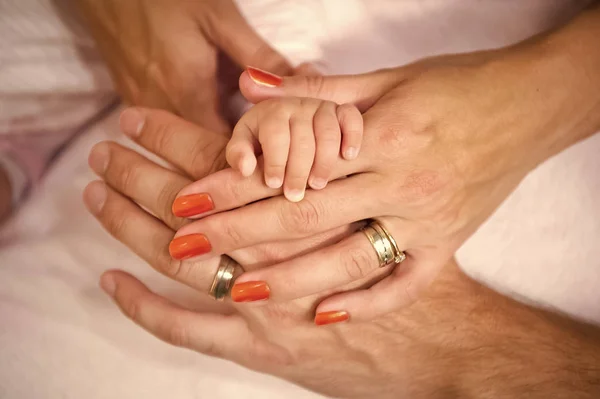 Familjen hålla händerna ihop — Stockfoto