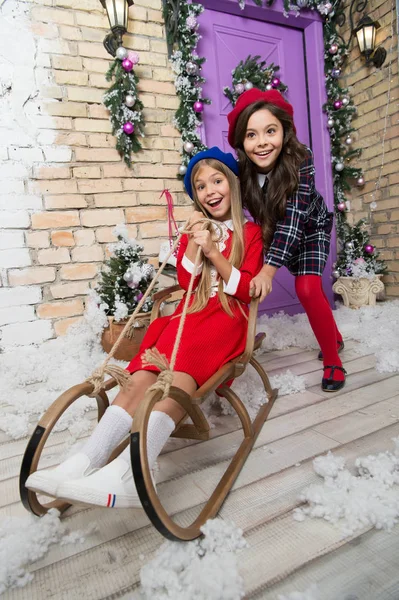 Celebrando la Navidad juntos. Niño disfrutar de las vacaciones. Feliz año nuevo. El invierno. compras en línea de Navidad. Vacaciones familiares. Árbol de Navidad y regalos. La mañana antes de Navidad. Niñas en trineo — Foto de Stock