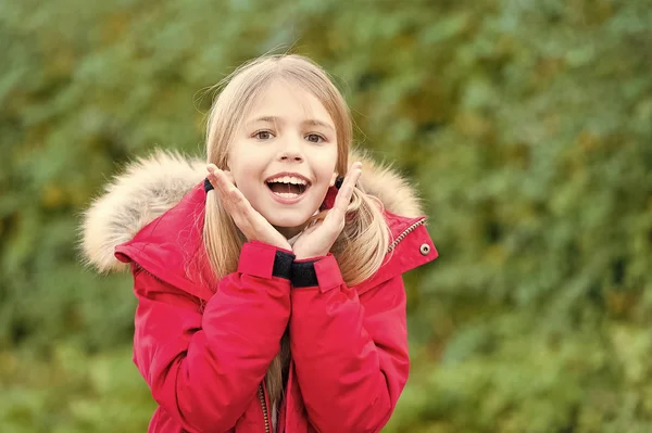 Enfant au visage surpris le jour idyllique de l'automne — Photo