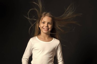 Koyu arka plan üzerinde çok güzel gülümseme ile kız