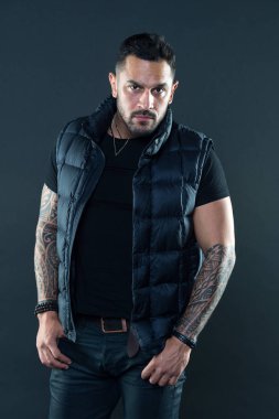 Adam acımasız tıraşsız İspanyol görünüm silah dövme. Sakallı adam dövmeler ile poz. Acımasız sıkı maço dövmeleri olan. Erkeklik ve vahşeti. Dövme acımasız özniteliği. Dövme kültür kavramı