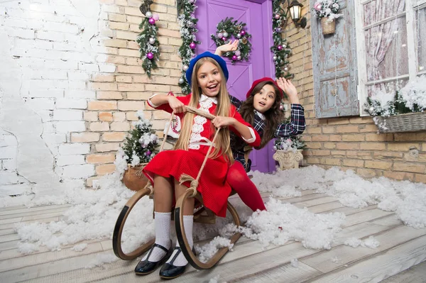 Ho ho ho ho. Kinder genießen den Urlaub. am Morgen vor Weihnachten. Kleine Mädchen auf Schlitten. Weihnachtsbaum und Geschenke. Frohes neues Jahr. Winter. Weihnachtseinkauf im Internet. Familienurlaub — Stockfoto