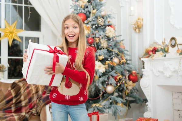 Xmas online shopping. Family holiday. Happy new year. Winter. The morning before Xmas. Little girl. Christmas tree and presents. Child enjoy the holiday. Holiday atmosphere — Stock Photo, Image