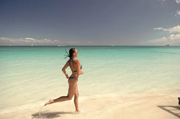 女の子でビキニランニングオンビーチ — ストック写真