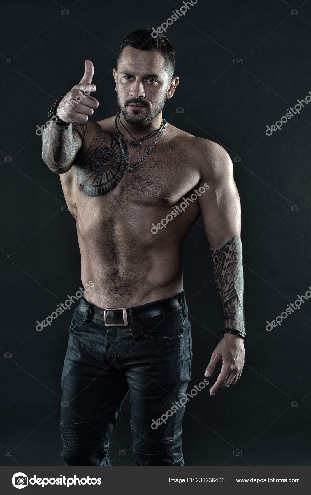 En brutal, ubarbert mann med tatoverte armer. Brutal macho med  tatoveringer. Maskulin og brutalitet. Tatoveringskultur. Tatoveringen er  brutal. Skjeggete mann viser tatovert overkropp. – stockfoto © stetsik  #231236406, image size:1067x1700