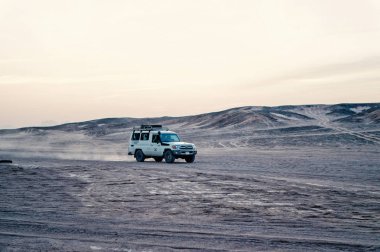Offroad araç kumulları çölde, Hurghada, Mısır ile sürüş