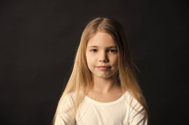 Kız çok güzel yüz, uzun sağlıklı saç, saç modeli