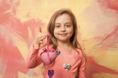 Dekoratif aşk kalp ile çocuk