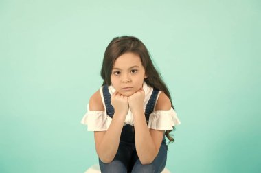 Mavi arka planda çocuk çene desteği