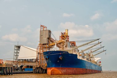 Konteyner rıhtım okyanusa kargo gemisiyle