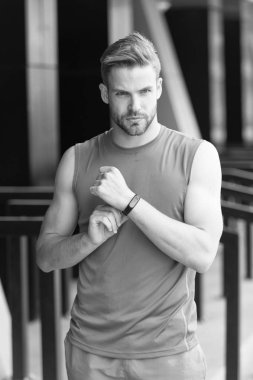 Sporcu ile pedometre becerikli alet Stadyumu'nda eğitim. Spor araç konsepti. Adam atlet Spor donatımı, kentsel arka plan ile sıkı yüzünde. Kıl fitness izci veya pedometer ile sporcu