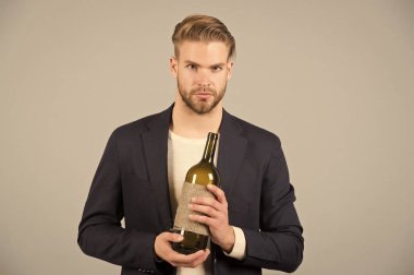 Patron şişe şarapla elinde. Adam tutun alkollü içki sakallı. Sommelier veya Melul'un şarap ile. Alkol bağımlılığı ve kötü alışkanlıklardan. Şarap tadım veya içme parti konsept