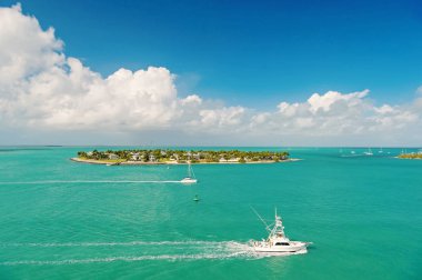 Key West, Florida yeşil ada tarafından yüzen turistik yatlar