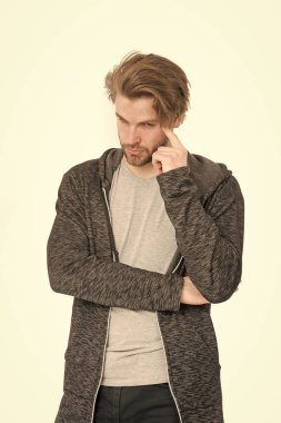 gri spor giyim üzerine beyaz izole düşünceli yüzündeki sakallı