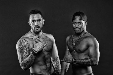 Dövme acımasız özniteliği. Erkekler acımasız çekici İspanyol görünümü vücut dövmesi. Sakallı erkekler dövmeli gövde göster. Erkeklik ve vahşeti. Acımasız sıkı maço dövmeleri olan. Dövme kültür kavramı