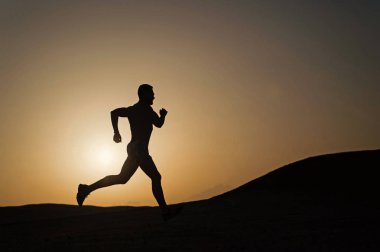 adam siluet günbatımı gökyüzüne çalıştıran