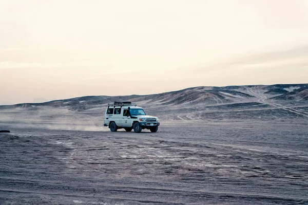 Veículo offroad dirigindo através de dunas de areia no deserto, Hurghada, Egito — Fotografia de Stock