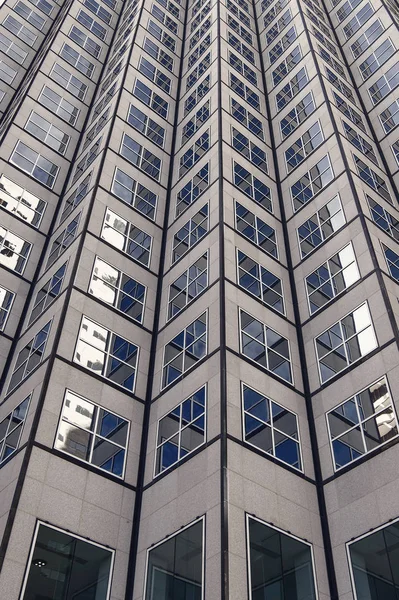 Panorâmica e perspectiva de ângulo largo vista para o fundo azul de aço de vidro — Fotografia de Stock