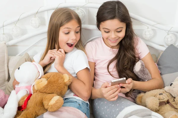 산타에서 메시지입니다 소녀는 침대에서 스마트폰을 사용합니다 전화와 크리스마스와 인사말 — 스톡 사진