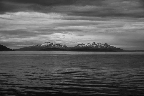 Mar en Hammerfest, Noruega. Paisaje marino nocturno con costa montañosa bajo cielo nublado. Mar viajando. Aventura y descubrimiento. Wanderlust y vacaciones — Foto de Stock