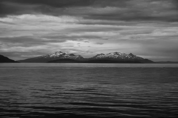 Море в Хаммерфест, Норвегия. Вечер морской пейзаж с горным побережьем под облачным небом. Морские путешествия. Приключения и открытия. Мбаппе и отпуск — стоковое фото