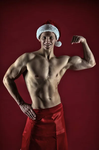 Macho sexy busto muscolare posa con fiducia. Babbo Natale non viene solo alle brave ragazze. Atleta uomo indossare cappello di Babbo Natale e pantaloncini rossi. Sexy macho atletico in cappello di Babbo Natale. Se tu fossi una ragazzaccia — Foto Stock