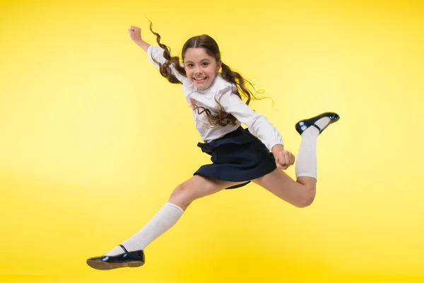 Vers la connaissance. Fille faire des efforts surnaturels sur le chemin de la connaissance. Soif de connaissance. Je retourne à l'école. Enfant écolière gaie pleine d'énergie sauter en plein air. L'élève veut étudier. Commençons l'étude. — Photo