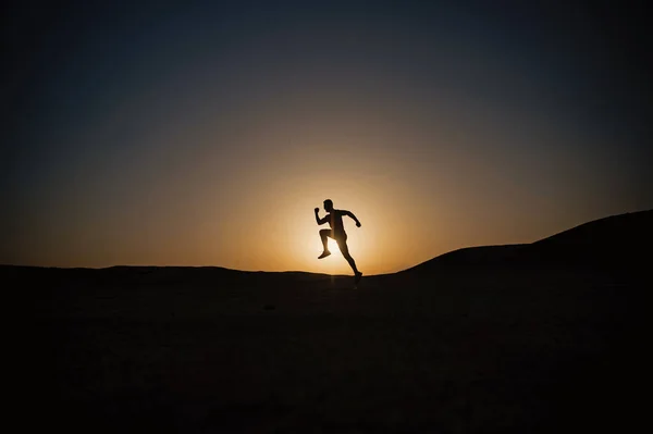 Силуэт или бегун, парень, бегущий под открытым небом — стоковое фото