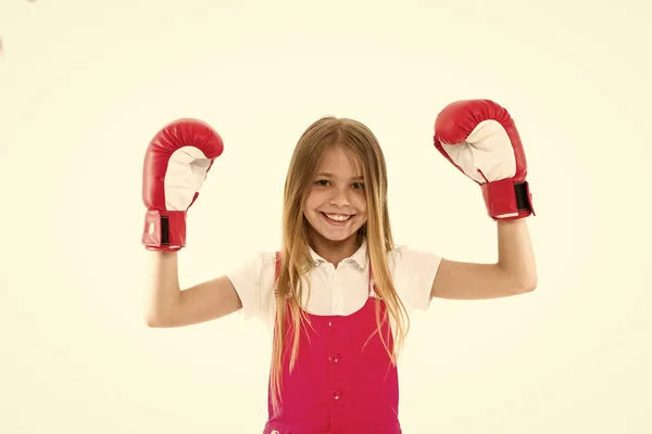 Barndom och barnomsorg. Kid idrottsman Visa makt. Glada barn i boxning handskar isolerade på vitt. Liten flicka leende innan träning eller träning. Sportaktivitet och energi — Stockfoto
