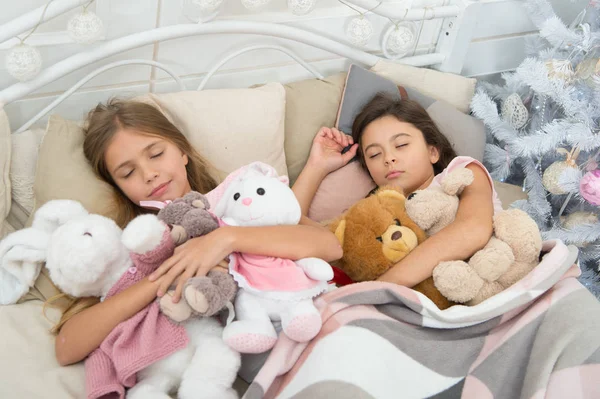 カラーの夢を見る 眠っている子供の 小さな子供たちは クリスマス ツリーに眠る 小さな女の子がおもちゃでベッドに横たわっています かわいい女の子は クリスマスの夜後眠りに落ちた 冬の休暇で休んでください — ストック写真