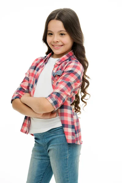 Niña de pelo largo rizado posando con confianza. Chica rizado peinado sonriente cara se siente seguro. Niño cogido de la mano con confianza cruzó el pecho. Educar confianza. Siéntete tan seguro con un nuevo peinado — Foto de Stock