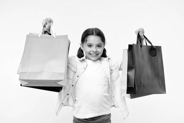 Μαύρη Παρασκευή. μαύρη Παρασκευή. Κορίτσι με πακέτα την μαύρη Παρασκευή. Μαύρη Παρασκευή με χαρούμενο παιδί που ψωνίζει. αγορές μετά την ημέρα — Φωτογραφία Αρχείου