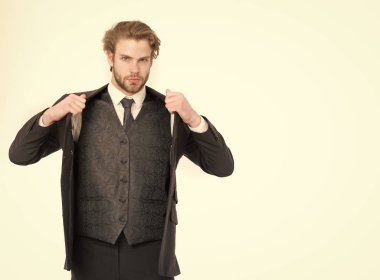 Ciddi sakallı bir menajer..