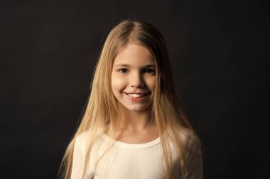 Uzun sağlıklı saç ile gülümseyen çocuk modeli