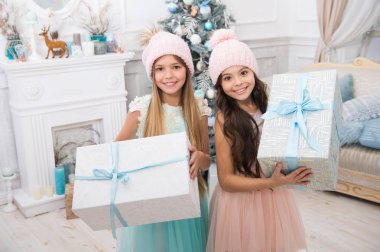 Mucize bekliyor. Noel zamanı. Aile. Yeni Yılınız Kutlu Olsun. mutlu küçük kız kış tatil kutlamak. Sevimli küçük çocuklar kızlarla xmas hediyesi. teslimat Noel hediyeleri. Birlikte