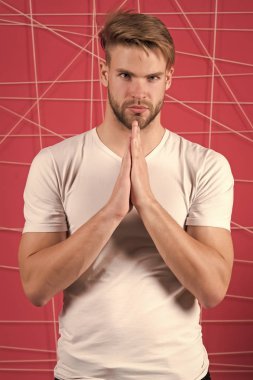 Sakallı tıraşsız yüzü olan adam. Adam sarı saçlı ve şık saç kesimi